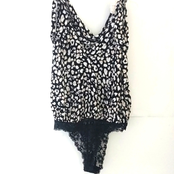 INTIMATELY FREE PEOPLE BARE IT ALL V-NECK LACE PANTY BODYSUIT SIZE MEDIUM NWT - Picture 3 of 8